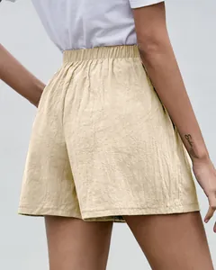 Vista trasera de pantalones cortos de lino beige para mujer con cintura alta elástica