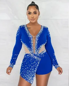 Vista dettagliata delle decorazioni con perle e strass su un body blu trasparente.