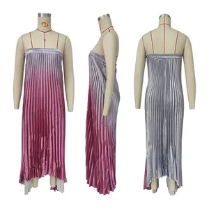 Vue sous trois angles d'une robe longue plissée dégradée rose et argentée pour femme