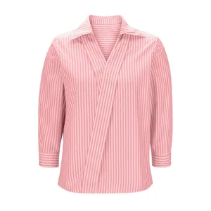 Dettaglio professionale di una camicetta a righe rosa e bianche con scollo a V