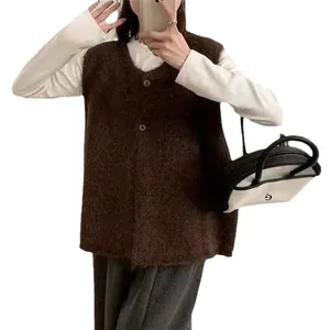 Gilet in maglia marrone retrò senza maniche da donna con camicia bianca