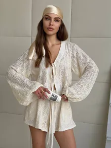 Dettaglio del set vacanze in jacquard crema con cardigan annodato e pantaloncini