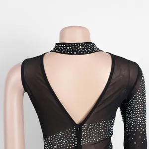 Dettaglio del body in rete nera con colletto in strass scintillanti e scollatura a V.