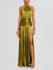 Elegantes plissiertes Neckholder-Kleid in Metallic-Optik mit hohem Schlitz für Galas