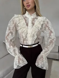 Elegante weiße Spitzenbluse im französischen Stil mit Rüschen und Trompetenärmeln