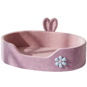 Gezellig roze prinsessenbed voor huisdieren met konijnenoren en bloem voor kleine honden.