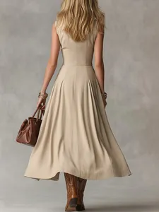 Achteraanzicht van een elegante mouwloze beige maxi-jurk in Franse stijl voor dames