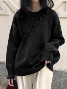 Détail d'un pull en maille gris anthracite de haute qualité, coupe ample et col rond