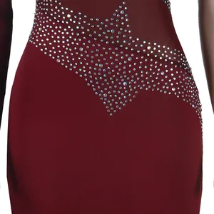 Detalle de primer plano de vestido burdeos con brillantes patrones de pedrería