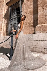 Vestido largo de lentejuelas plateadas brillantes con sexy escote en V y tirantes finos