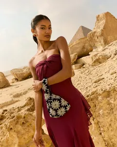 Robe bustier élégante en mousseline bordeaux avec drapé dans un décor de désert