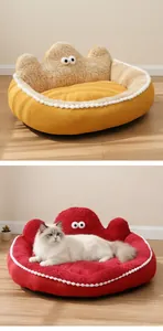 Detalle macro de la cama de felpa para gatos con diseño de ojos de monstruo y textura suave