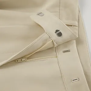 Detailansicht des Reißverschlusses und Metallhakenverschlusses der khakifarbenen Bundfaltenhose.