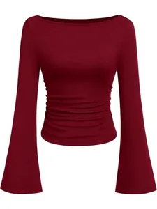 Slim-fit bordeauxrode top met boothals, uitlopende mouwen en geplooide taille.