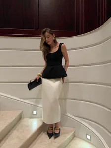 Ensemble haut à basque noir et jupe longue blanche pour un look chic français