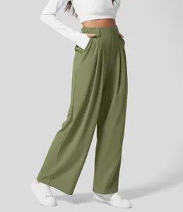 Detailansicht des olivgrünen Stoffes und des Taillendesigns der weiten Hose