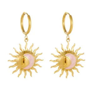 Detailansicht der vergoldeten Sonnen- und rosa Mond-Ohrringe, Edelstahl im Vintage-Stil.