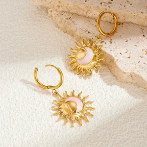 Detailansicht der vergoldeten Vintage-Sonne-Mond-Ohrhänger mit rosa Emaille