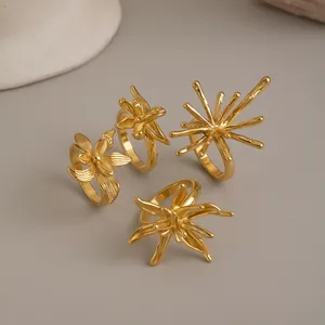 Gedetailleerde macro-opname van vier unieke vintage 18K vergulde roestvrijstalen ringen