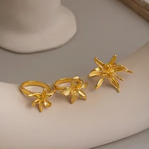 Detailopname van drie vintage 18K vergulde roestvrijstalen ringen met 3D-bloemontwerp