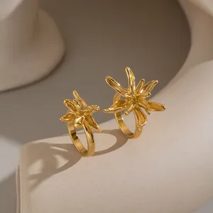 Elegante vintage 18K goudvergulde roestvrijstalen ring met 3D bloemblaadjes detail.