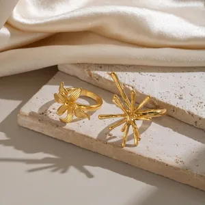 Gedetailleerde weergave van vintage ringen met 3D-bloembladen en sterren, 18K verguld goud
