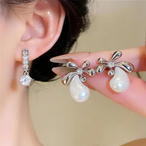 Makroansicht von französischen Zirkonia-Ohrringen mit eleganter weißer Tropfenperle