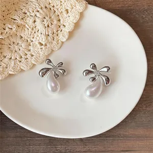 Detailansicht eleganter französischer Zirkon-Blumenohrringe mit perlmutternen Tropfenperlen