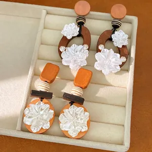 Pendientes de Gota de Madera y Resina Flor Vintage para Mujer Elegante Nuevo Estilo Chino con Diamantes de Imitación y Poste de Plata