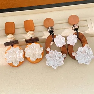 Pendientes vintage de estilo chino con elementos de madera y flores de resina en caja
