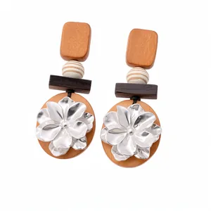 Elegantes pendientes vintage con formas geométricas de madera y diseño de flor plateada