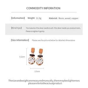 Especificaciones detalladas de tamaño y material para pendientes de flor de resina.
