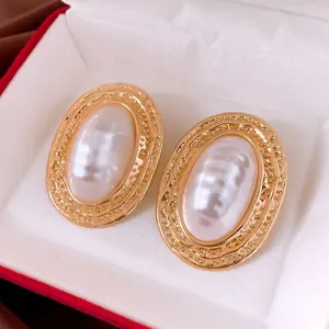 Elegante Vintage-Ohrstecker mit ovaler Perle und strukturierter goldener Umrandung
