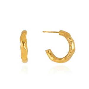 Pendientes de aro vintage de acero dorado con textura martillada y acabado fundido irregular