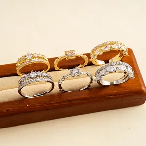 Ensemble de bagues en zircon plaqué or et argent sur un support de présentation