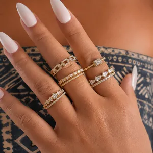 Gros plan détaillé d'un ensemble de 5 bagues en zircon plaqué or 18 carats au style rétro chic