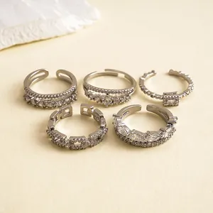 Élégant ensemble de cinq bagues réglables en zircone cubique argentée au style vintage
