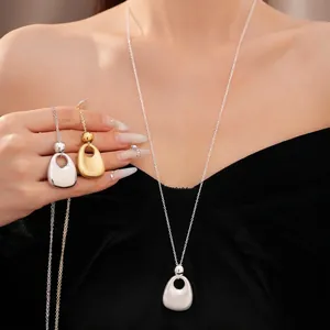 Minimalistische Metall-Halskette mit rundem Anhänger in Gold und Silber für Damen.