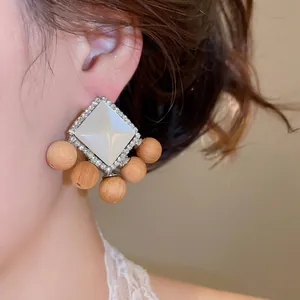 Boucles d'oreilles vintage ethniques en résine avec strass et perles en bois pendantes.