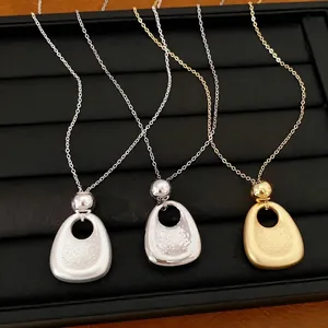 Minimalistische Metallketten mit zerknitterten ovalen Anhängern in Gold und Silber