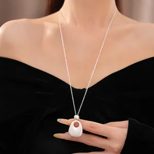 Minimalistische silberne Halskette mit strukturiertem Tropfenanhänger für Damen