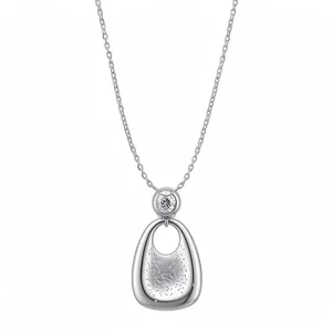 Minimalistische silberfarbene Halskette mit gefaltetem Metallanhänger und Zirkonia