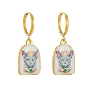 Détail macro de boucles d'oreilles chat vintage avec créole dorée et motif de chat royal
