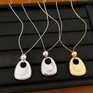 Elegante minimalistische Metallhalsketten mit hohlen geometrischen Anhängern in Gold und Silber.