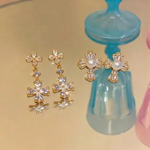 Élégantes boucles d'oreilles pendantes fleurs en zircon plaqué or 18 carats et perles chic