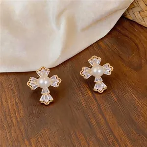 Élégantes boucles d'oreilles fleur plaquées or 18 carats avec perle et zircone brillants.