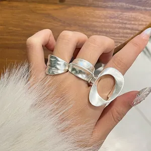 Franse Stijl Lichte Luxe Mat Zilver Kleur Koper Ovaal Hol Ring Retro Minimalistisch Geometrisch Gegalvaniseerde Vingering Voor Vrouwen Sieraden