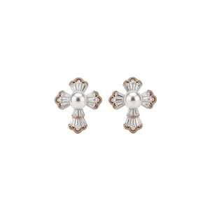 Boucles d'oreilles fleur plaquées or 18k avec perle et zircons baguette scintillants