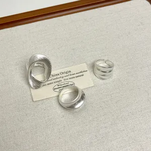 Detailweergave van matzilveren ovale holle ringen met een getextureerde vintage afwerking