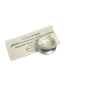 Elegante Franse stijl mat zilveren ovale ring op een minimalistisch stoffen label
